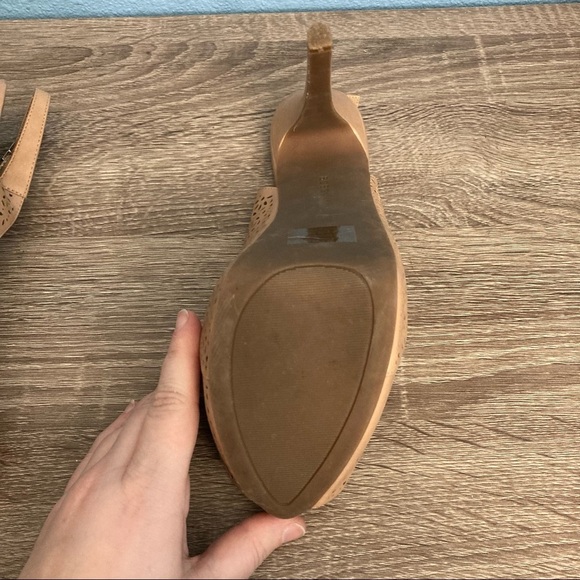 BCBGeneration Platform 2” Pump 5.5” Heels - Sz 10 - Cream - Picture 9 of 13